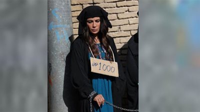 ليلة السقوط الحلقة 11| طارق لطفي يبيع صبا مبارك في سوق السبايا