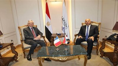 وزير النقل يبحث مع السفير الفرنسي بالقاهرة مستجدات المشروعات المشتركة
