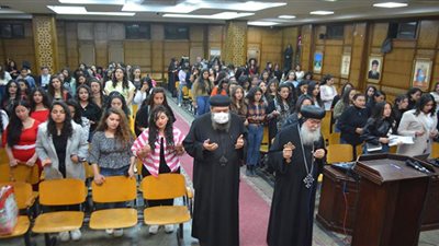الأنبا مكاريوس يشهد تخرج مجموعة من الطالبات بالمنيا (شاهد)