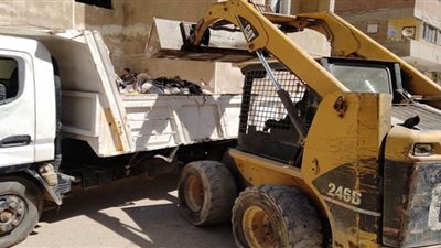 استمرار صيانة أعمدة الإنارة ورفع المخلفات بالقنطرة غرب