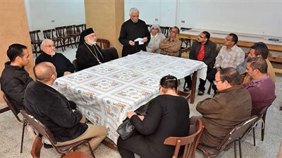 مطران الكاثوليك في المنيا يبحث شئون الخدمة الكنسية خلال الفترة المقبلة (شاهد)