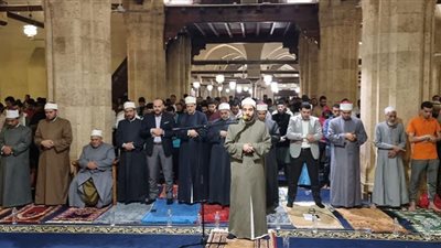 أروقة وصحن الجامع الأزهر تمتلئ بآلاف المصلين لأداء العشاء والتراويح