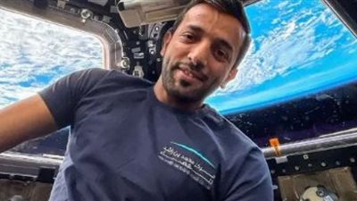 سلطان النيادي يجري اختبارا قديما بحبة مكسرات في الفضاء (فيديو)