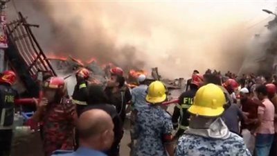 حريق هائل يلتهم سوقًا شعبية للملابس| شاهد