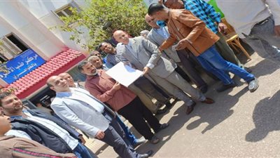 تكريم الآباء المثاليين من العاملين في القافلة الطبية بالظواهري