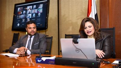 ساعة مع وزيرة الهجرة وعددا من أبناء الجالية المصرية في 