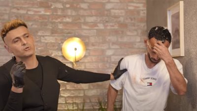 رد فعل أحمد عبد القادر بعد اكتشاف مقلب رامز نيفر اند.. اعتداء وألفاظ خارجة (فيديو)