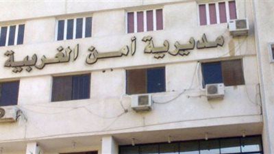 عاطل يهاجم أمه ويضربها بـ