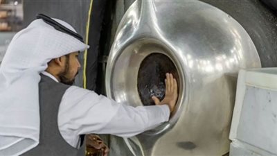 تطييب الكعبة والحجر الأسود بأجود أنواع العود الفاخر.. فيديو
