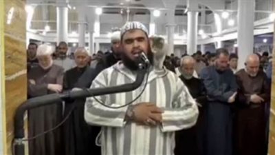 قطة تعتلي كتف الإمام في صلاة التراويح.. ورد فعله مفاجئ (فيديو)
