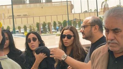 دينا الشربيني تودع والدها بالدموع (صور)