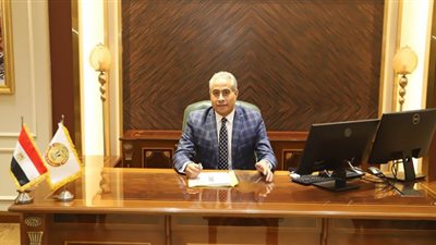 وزير القوى العاملة يباشر عمله من مقر 