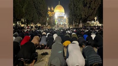 المئات يتحدون الاحتلال ويؤدون صلاة العشاء والتراويح بالمسجد الأقصى.. بث مباشر