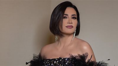 ديانا حداد تسحر العيون بالساتان الأزرق