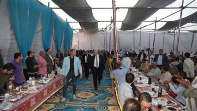محافظ بني سويف يشارك في حفل الإفطار الجماعي لعمال مشروع النظافة