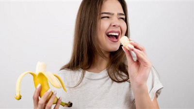ماذا يحدث للنساء عند أكل موزة في اليوم؟.. طبيب يكشف مفاجأة