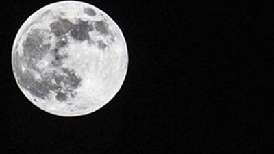 قمر رمضان يُزين سماء مصر في مشهد بديع