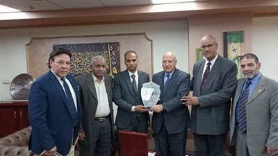 الضرائب تكرم أحد العاملين لإعادته مبلغ مليون ومائتان ألف جنيه عثر عليه