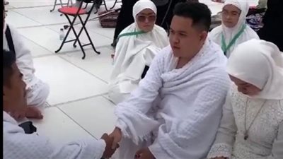 زواج بملابس الإحرام.. شاب إندونيسي يعقد قرانه أمام الكعبة والمهر مصحف.. شاهد