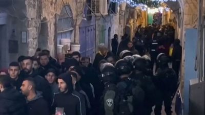 الاحتلال يمنع الصلاة بالأقصى| فيديو