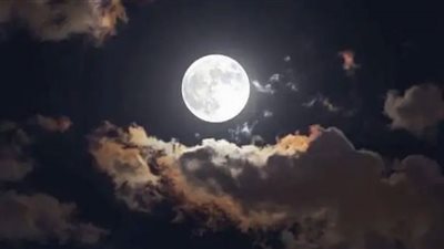 القمر الزهري يُزين سماء مصر الليلة