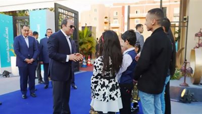 الرئيس السيسى يعد الأسر المنتجة فى الأسمرات بتوفير الماكينات اللازمة لهم