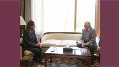 وزيرة الثقافة تبحث مع حسين فهمي ترتيبات الدورة 45 لمهرجان القاهرة السينمائي