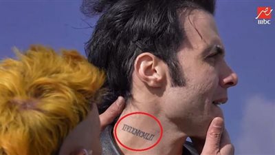 رامز جلال يفك شفرة مكتوبة على عنق أمير عيد 