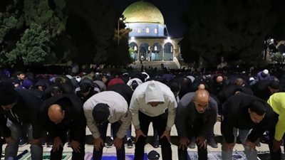 الآلاف يؤدون صلاة التراويح في المسجد الأقصى.. بث مباشر