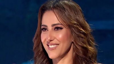 حنان مطاوع تخطف الأنظار بالأوفر سايز البنفسجي (صور)