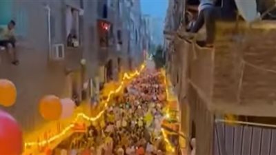 أكبر مائدة إفطار في المطرية تملأ الشوارع بالبهجة (فيديو)