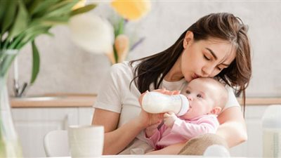 تحذير للأمهات.. 4 أطعمة ممنوع إعطاءها للأطفال حديثي الولادة مع الحليب