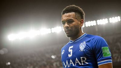 شكوك حول مشاركة مدافع الهلال أمام الشباب