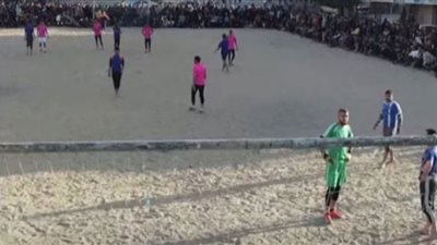 كرة الشارع متنفسًا لشباب وأطفال مخيمات اللاجئين في غزة (شاهد)