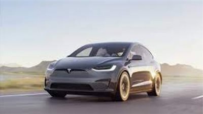 تسلا تستدعي سياراتها بسبب خطأ تقني