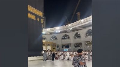 معتمرة تخطف أنظار العالم بموقف تُحسد عليه أمام الحجر الأسود| حكم تقبيله وسر تسميته (فيديو)
