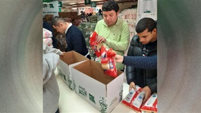 أبناء الجمعية المصرية لتقدم الأشخاص ذوي الإعاقة والتوحد يشاركون في تعبئة كراتين رمضان