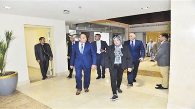 وزير الطيران يباشر سير العمل من مقر الوزارة بالعاصمة الإدارية الجديدة