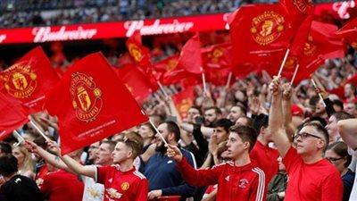 شاهد..جماهير مانشستر يونايتد تُطالب ملاك النادي بالرحيل