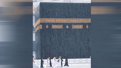 مكة ومطر ورمضان.. دعوات المعتمرين وسط زخات الأمطار