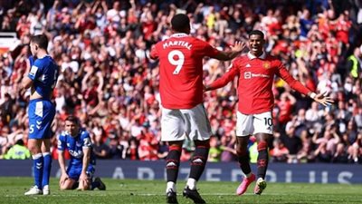 مانشستر يونايتد يضرب إيفرتون بثنائية في الدوري الإنجليزي