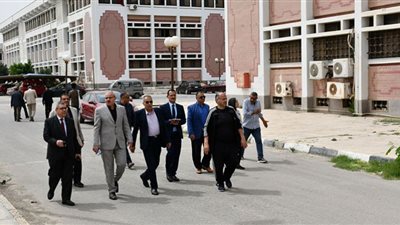 رئيس جامعة قناة السويس يتفقد الإنشاءات الجديدة