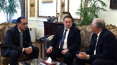 مدبولي يتابع موقف توفير الأعلاف والذرة الصفراء وفول الصويا