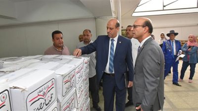 جامعة أسيوط توزع 25 ألف كرتونة مواد غذائية على العاملين