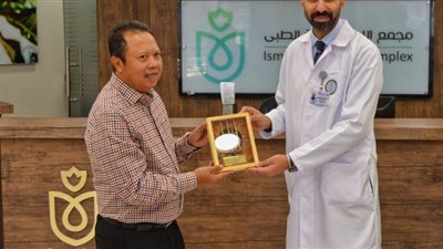 وفد اندونيسيى يشيد بالمجمع الطبى بالاسماعيلية .. صور