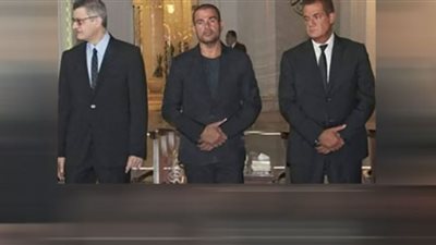 حضور عمرو دياب عزاء والد دينا الشربيني يثير الجدل.. ضجة على السوشيال ميديا