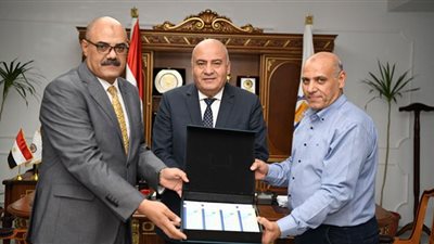 البنك الزراعي يُوزع منح غذاء للأسر المستحقة في قنا