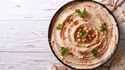 طريقة عمل سلطة الحمص الحار لمذاق لذيذ وشهي