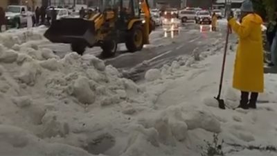 الثلوج تغطي شوارع الباحة بالسعودية.. طقسٌ ممطرٌ