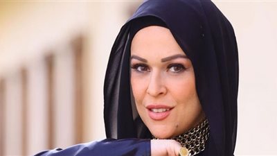 إيمان رياض تنجح في مزج بالأسود المخملي مع الأزرق الزاهي